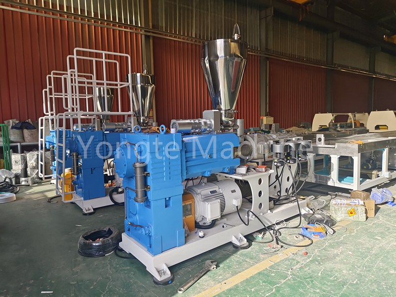 Yongte a terminé avec succès la production de 3 ensembles de lignes d'extrusion de profilés WPC pour notre client étranger !