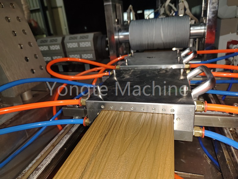 Yongte adopte une technologie avancée de servomoteurs dans la fabrication d'extrudeuses bois-plastique