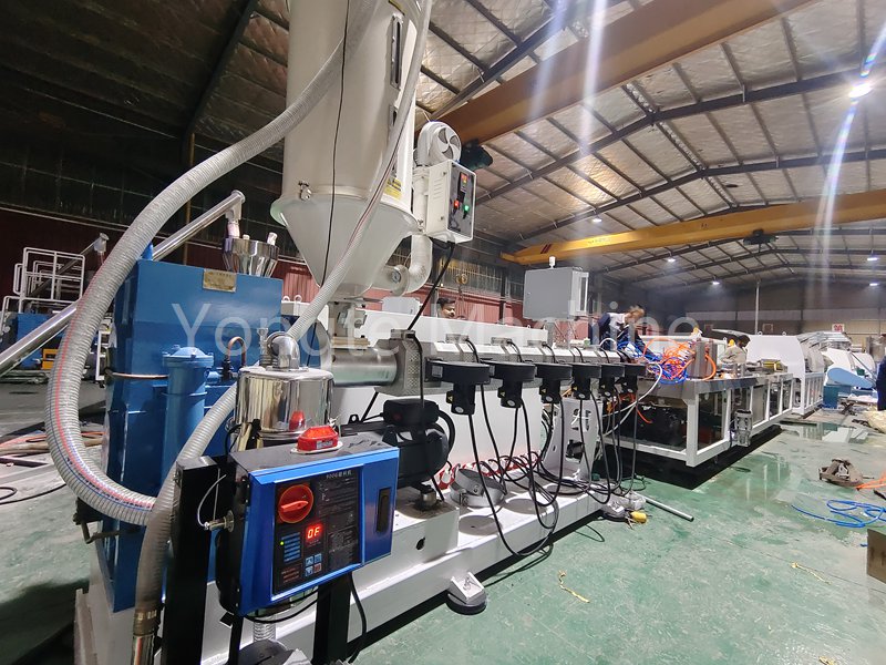 Machine d'extrusion de bois en plastique installée avec succès sur le site client indien