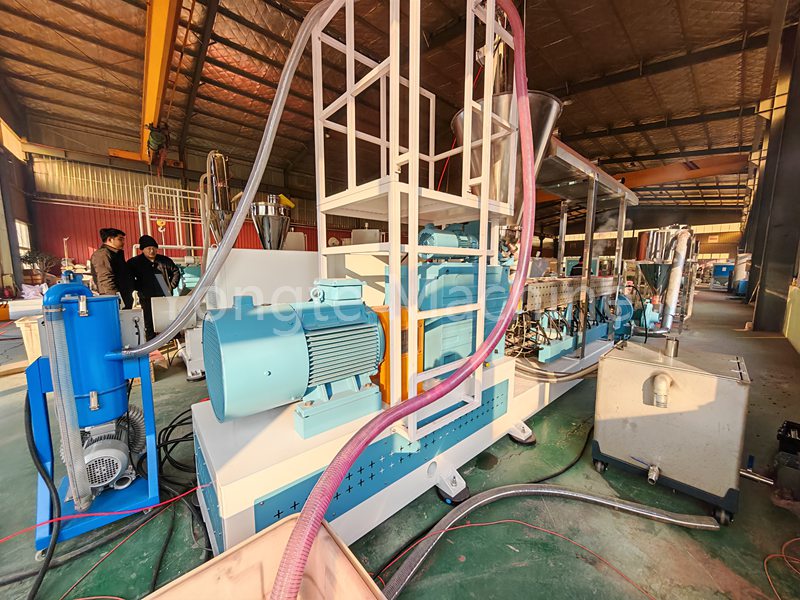 Yongte Mise à niveau WPC Granulator Machine a testé avec succès avec une grande capacité et une faible consommation d'énergie