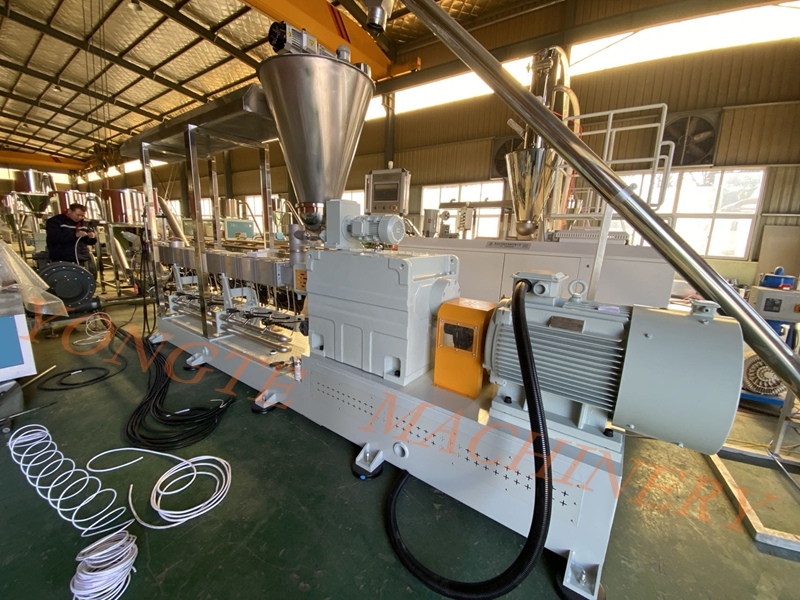 Les machines en plastique Yongte sont pleinement engagées dans la production pour répondre aux divers besoins des clients étrangers.