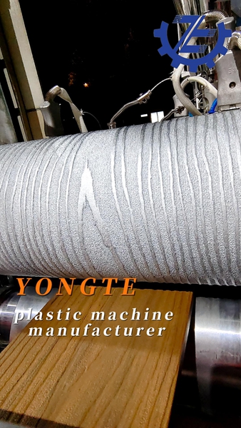 Les machines en plastique de Yongte autorisent l'industrie des revêtements de sol en bois et cultive profondément le marché européen et américain de la protection de l'environnement.