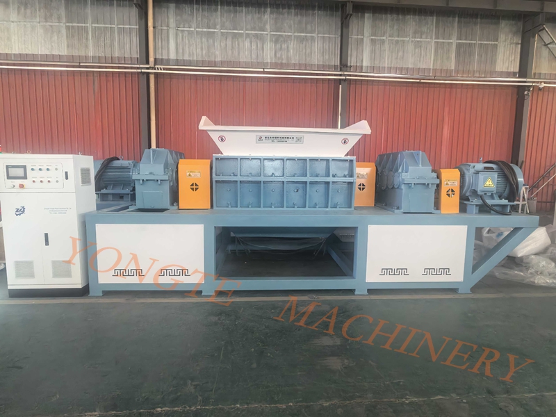 5 tonnes par heure! La durée de vie des coupeurs en acier en alliage est prolongée de 3 fois. Le Shredder de Yongte Plastic Machinery remodèle le modèle de production des produits en plastique en bois.