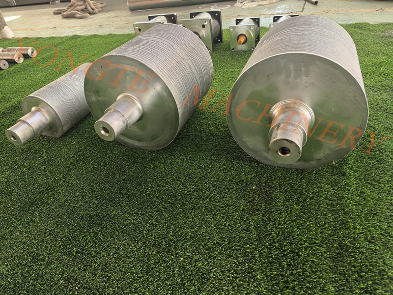 Les machines en plastique Yongte utilisent des rouleaux de relevé de haute qualité pour améliorer la qualité des planchers en plastique en bois.