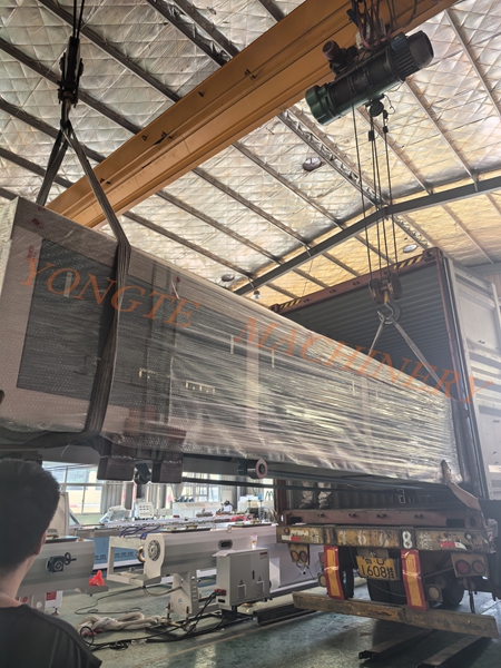 La chaîne de production en plastique en bois de Yongte Plastic Machinery est envoyée au Canada et Green Smart Manufacturing est félicité à l'étranger.