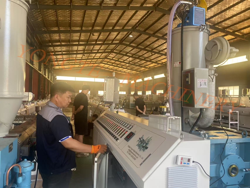 Les ingénieurs de machines en plastique Yongte déboguent entièrement la ligne de production des tuyaux PPR pour aider à résoudre les problèmes de production.