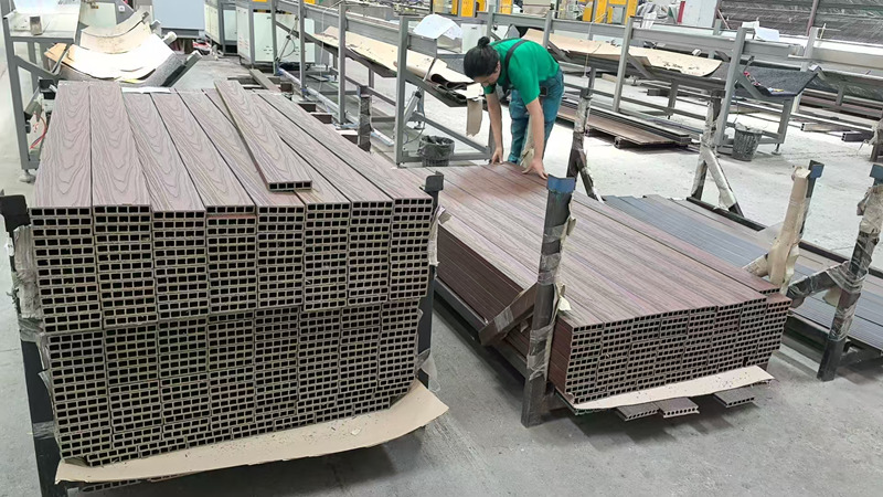 Yongte fournit un service d'installation et de formation pour les machines WPC pour le client en Roumanie
