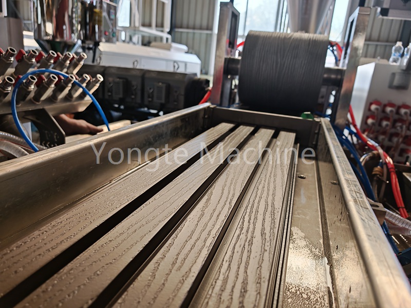 La machine d'extrusion de panneau mural Yongte WPC a été testée avec succès