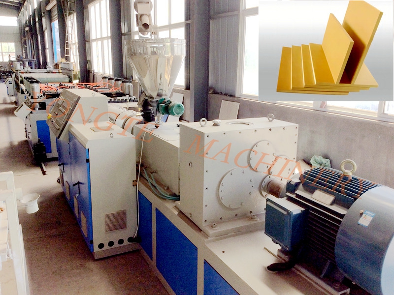 Le tableau de mousse de croûte PVC innove les applications de salle de bain, l'équipement de machines en plastique Yongte mène la mise à niveau de la technologie de production