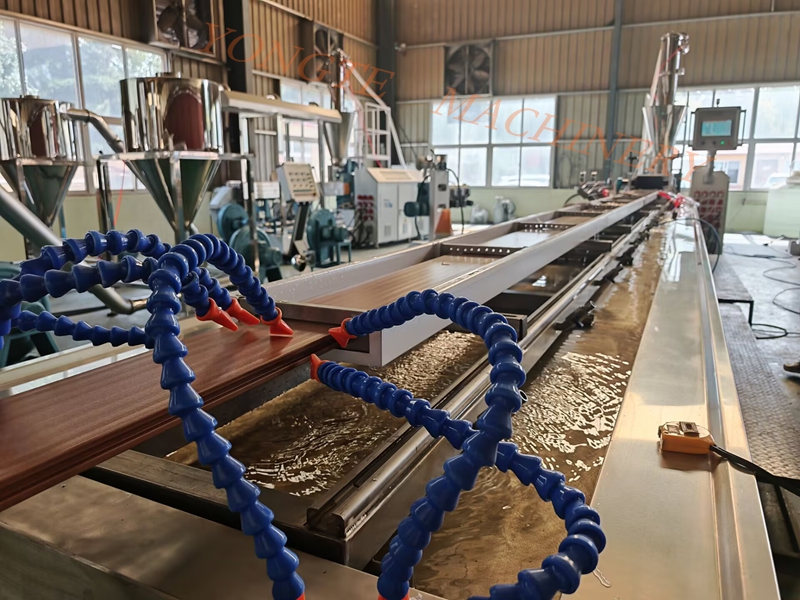 Le plancher de plancher WPC résout les points de douleur du parquet en bois massif, et sa valeur pratique est entièrement démontrée.