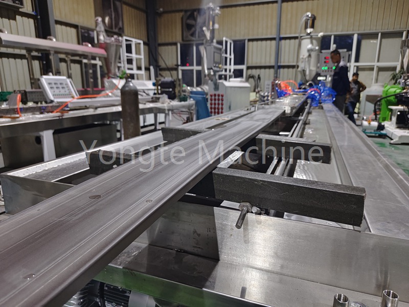 La magie de transformer les déchets en machine de fabrication de bois en plastique au trésor-yongte