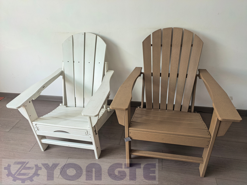 Bouteilles en plastique jetées transformées en chaises de plage en bois populaires en bois