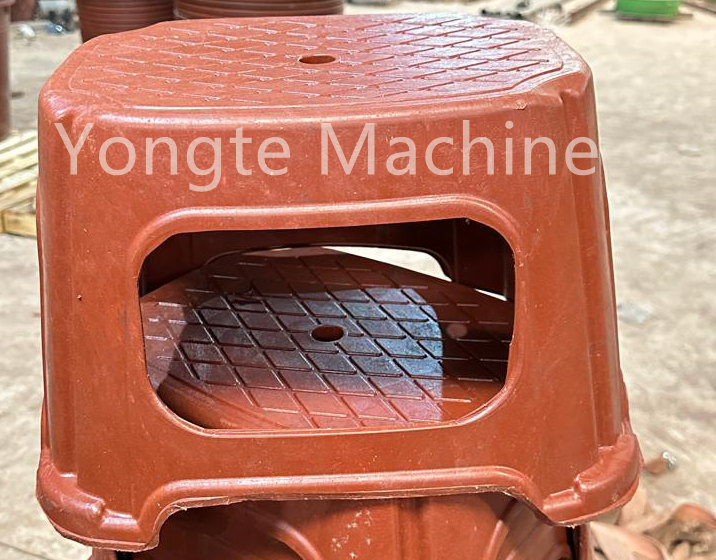 La machine d'extrusion et de moulage en plastique de Yongte est installée dans l'usine du client africain pour recycler le gaspillage des films en plastique dans des seaux en plastique, des bassins en plastique et des chaises en plastique.