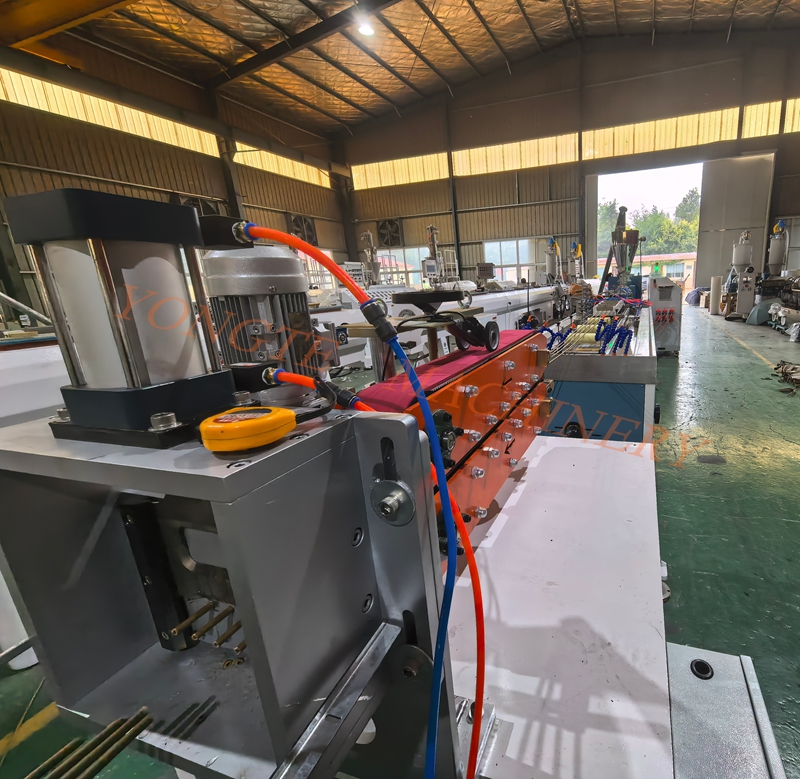Le marché des meubles en extérieur en rotin est en train de réchauffer, et Yongte Plastic Machinery a lancé une ligne de production de tuyaux en rotin d'imitation en bois en bois PE.