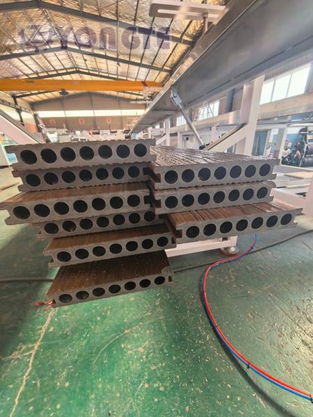 Yongte Plastic Machinery achève la mise à niveau de sa ligne de production de revêtements de sol en bois-plastique 3D en ligne, soulignant ses avantages en tant qu'alternative au bois massif