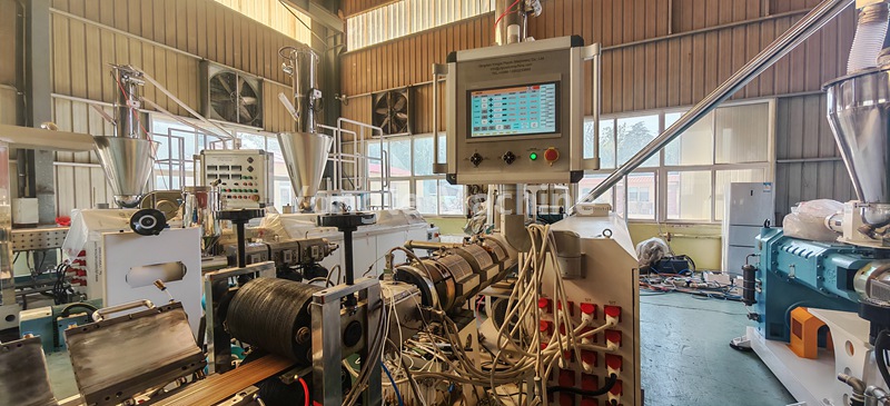 Machine de profil WPC testée pour un client d'Afrique du Sud