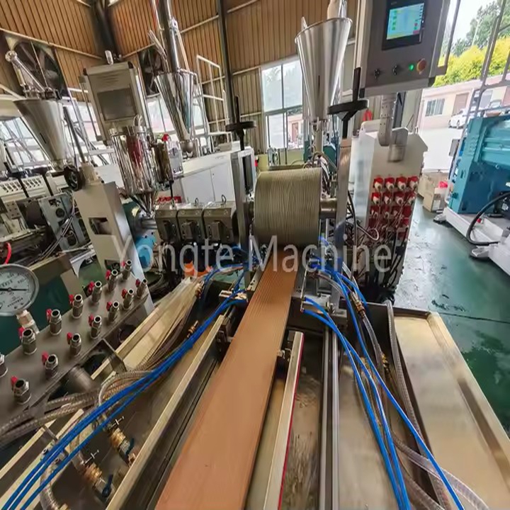 Yongte Plastic Machinery a lancé une solution complète « formule + ligne de production » pour résoudre les problèmes de l'industrie de la mousse bois-plastique PE.