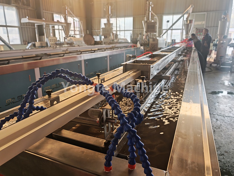 Machine de montant de porte WPC à noyau solide Yongte : test réussi pour un client indien