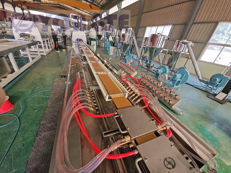 Yongte Plastics Machinery : fabrication de revêtements de sol intérieurs de voiture en composite bois-plastique (WPC) « sans souci »