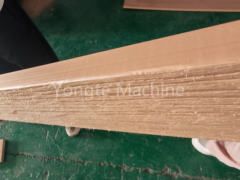 Comment créer une texture rugueuse semblable à celle du bois sur la surface des produits WPC ?