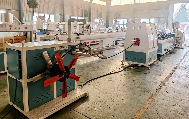 Machine de fabrication de tuyaux en caoutchouc perméables