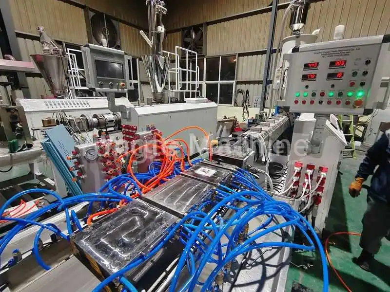 Extrudeuse de bois de construction en plastique