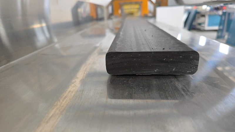 Machine de fabrication de panneaux de bois en plastique