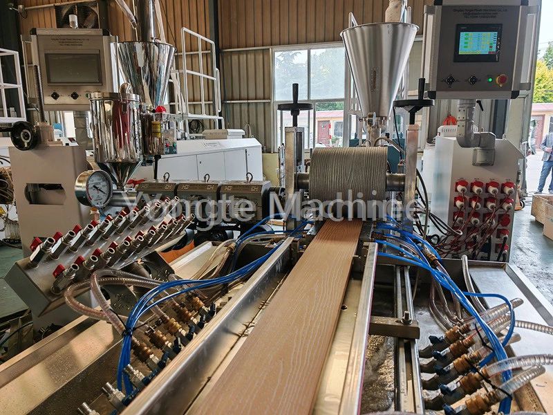 Machine de production de terrasses WPC