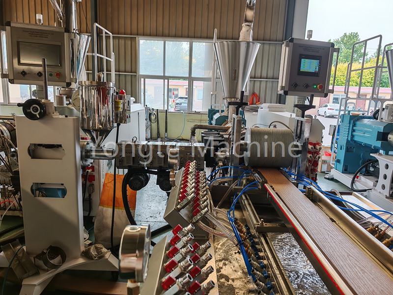 Machine d'extrudeuse WPC