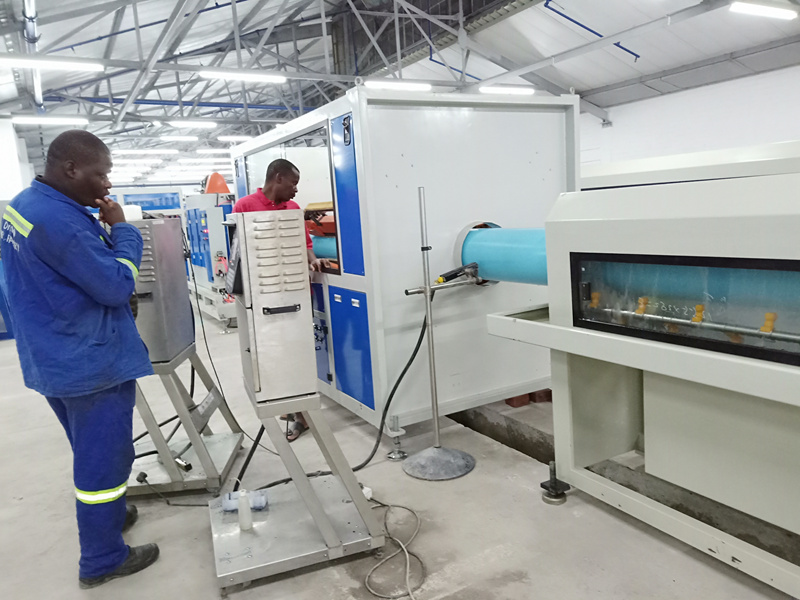 Machine de fabrication de tuyaux en PVC installée en Afrique