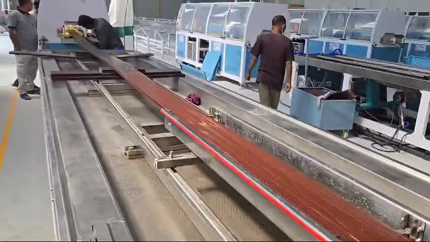 Notre équipement Yongte WPC a été installé et débogué dans l'usine du client indien