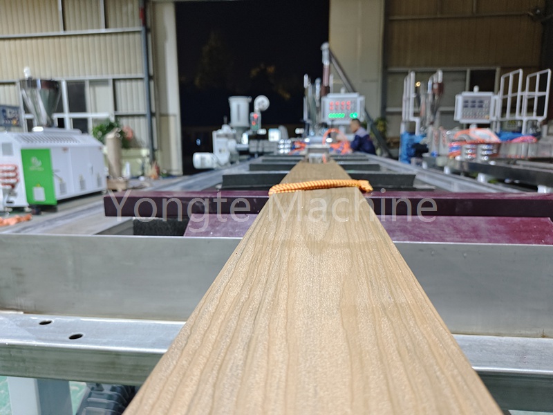 L'équipement de co-extrusion en plastique de machinerie en plastique de Yongte aide l'industrie de la porte et de la fenêtre en plastique en bois