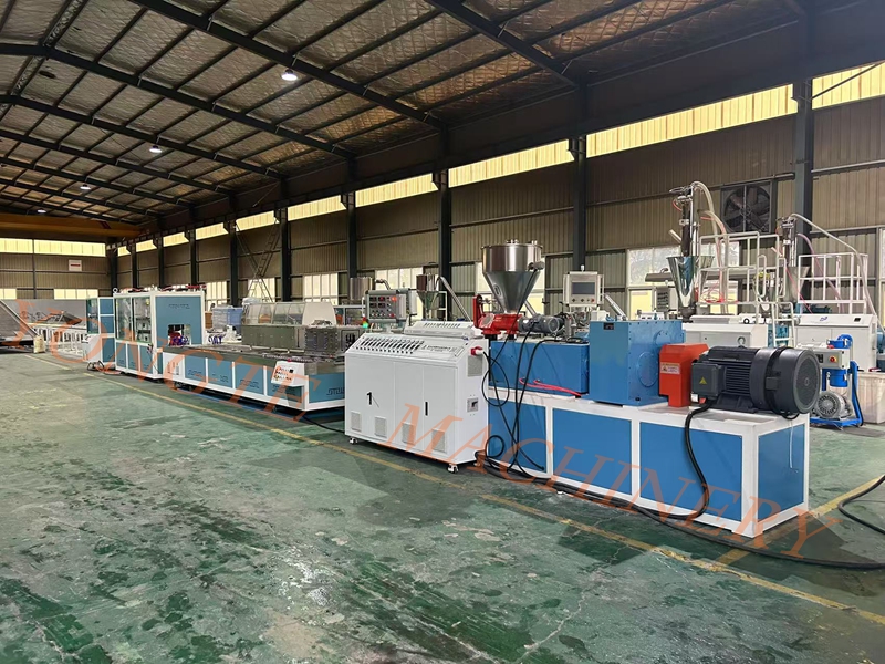 L'extrudeuse de plantation en PVC de Yongte Plastic Machinery mène la nouvelle tendance de la production d'installations agricoles