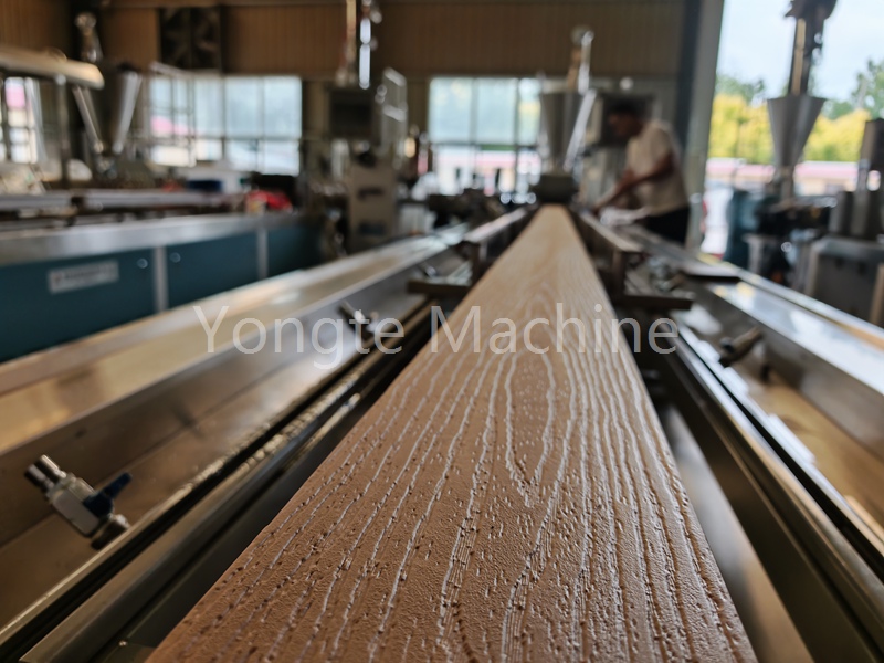 Les clients canadiens ont visité des machines en plastique Yongte et ont réussi à accomplir l'acceptation de la ligne de production de plancher en plastique en bois.