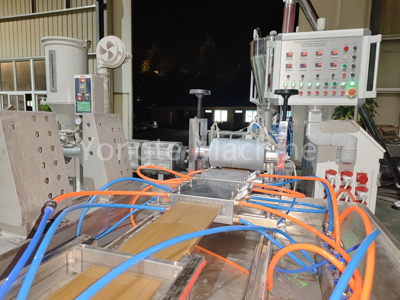 Machine de terrasse WPC pour le client indien