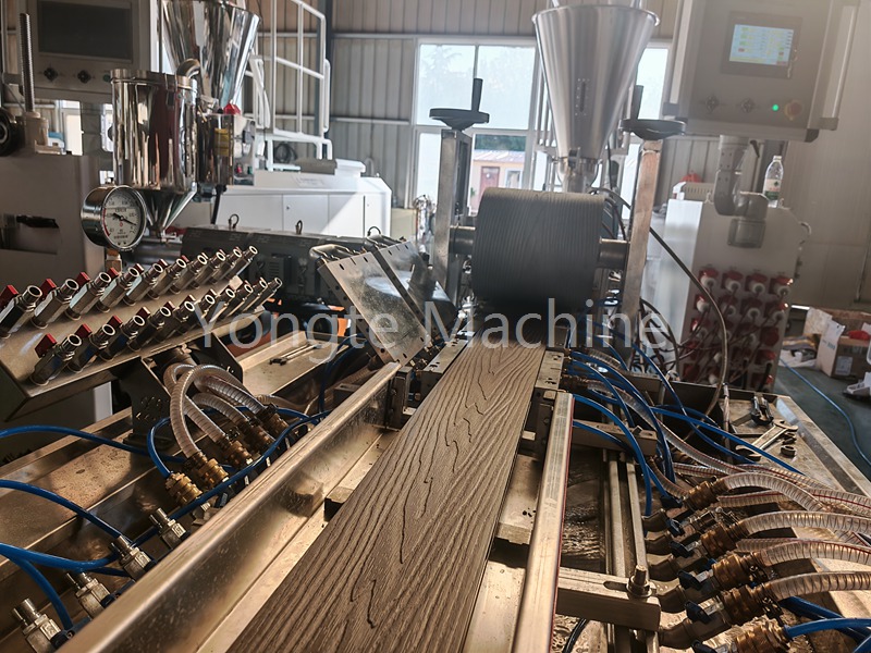 Machine de profil WPC pour le client du Canada