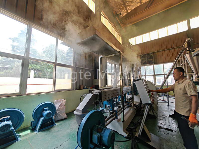 Quels sont les avantages du matériau à vis de la machine à granulation WPC Yongte?