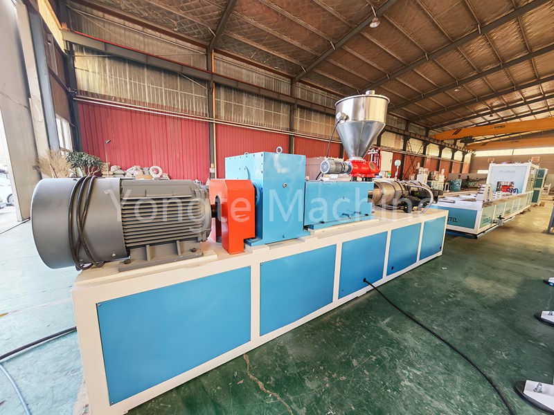 La machine de profil PVC Yongte est utilisée pour produire des creux de plantation de fraises