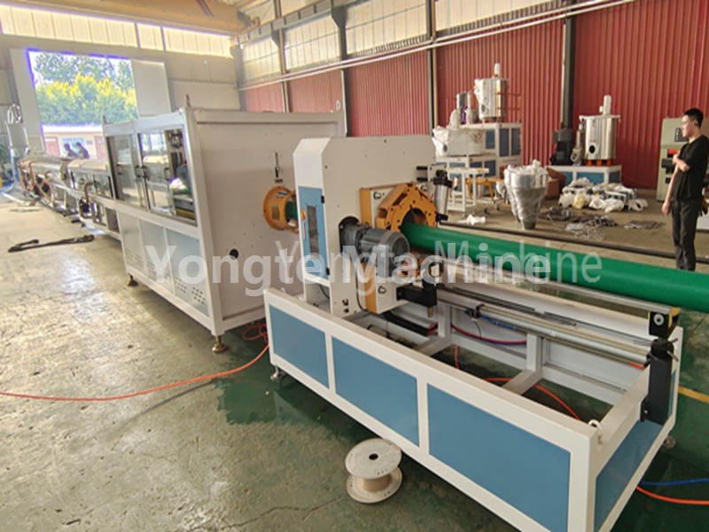 Machine de production de conduites d'eau PE 75-250 mm pour un client vietnamien inspectée avec succès