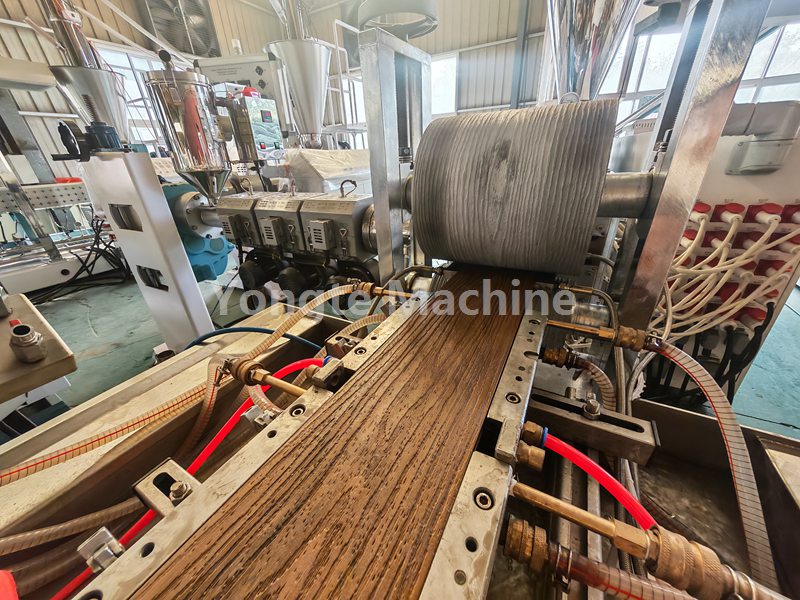 La ligne de coextrusion de terrasses Yongte WPC avec équipement de gaufrage 3D en ligne est testée avec succès