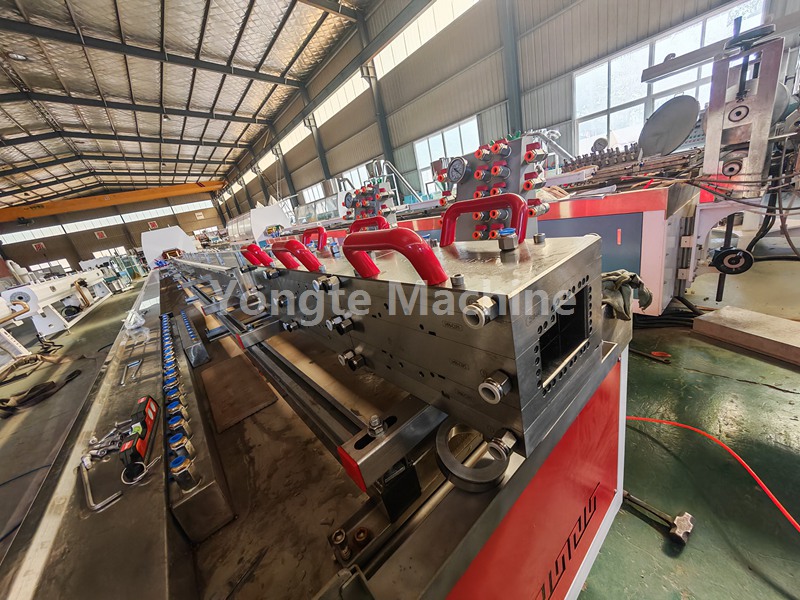 Ligne d'extrusion de cadres de porte WPC pour la production de finitions de clients indiens