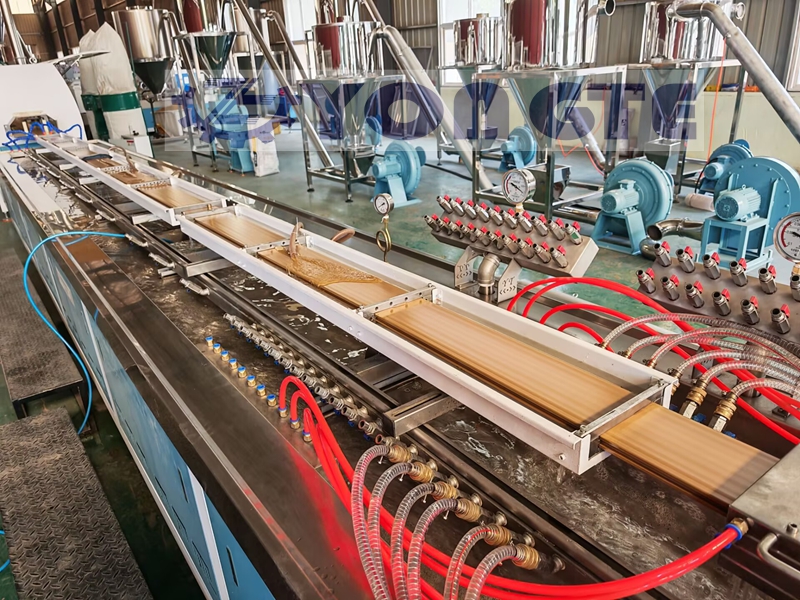 Revêtement de sol composite bois-plastique pour vêtements recyclés : du fardeau environnemental à la percée industrielle dans les matériaux de construction écologiques