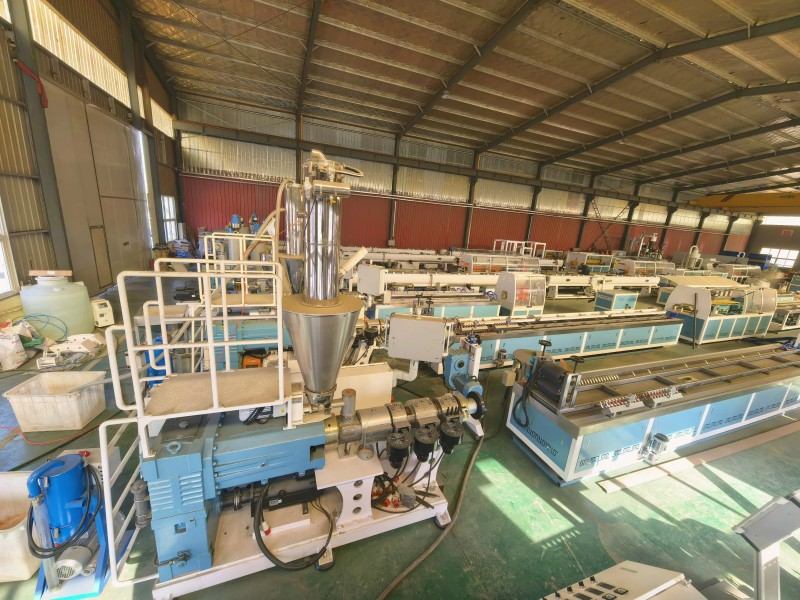 Yongte achève la production de 4 ensembles de lignes d'extrusion de profilés WPC