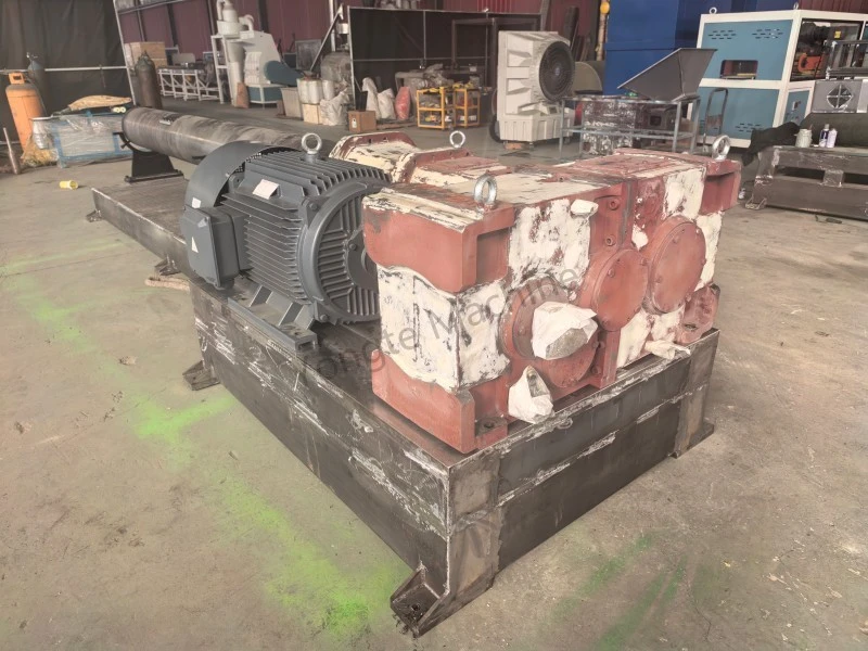 Assemblage d'extrudeuses à double vis parallèles à haut rendement pour le recyclage des déchets de films plastiques