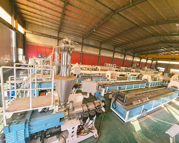 Yongte a aidé ses clients à optimiser la ligne de production de terrasses WPC en obtenant un rendement 40 % plus élevé