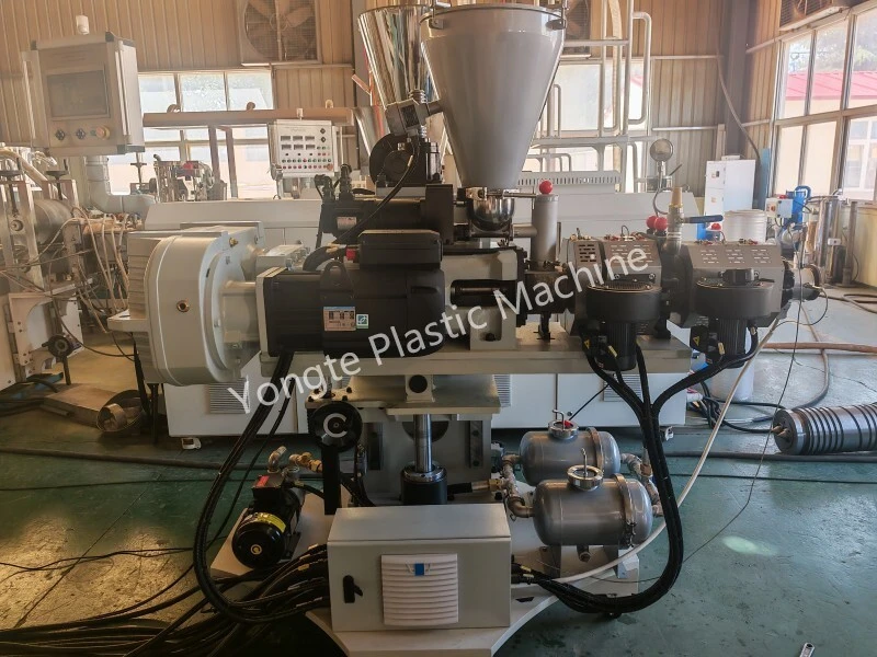La petite extrudeuse conique à double vis SJSZ35 a terminé sa production