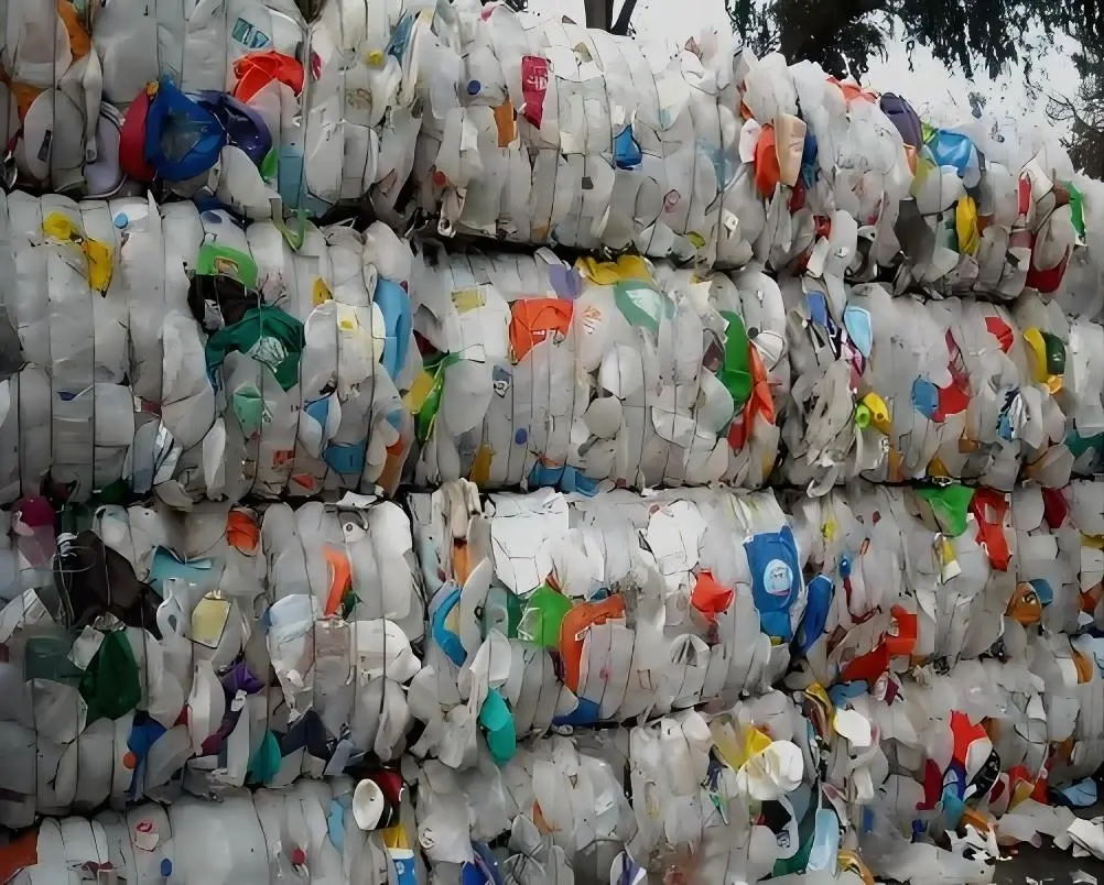 Quels déchets plastiques peuvent être utilisés par la machine à bois en plastique ?