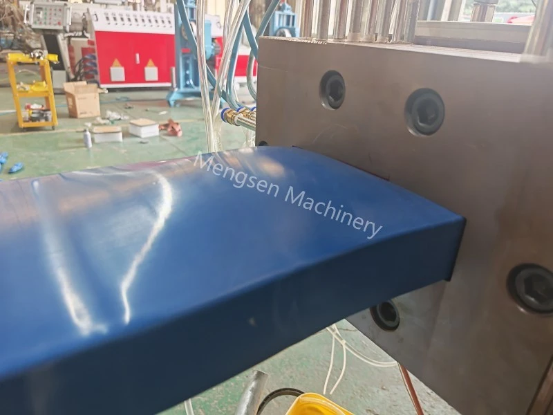 Essai d'une ligne d'extrusion de bois de construction en plastique pour panneaux solides de 50 mm d'épaisseur