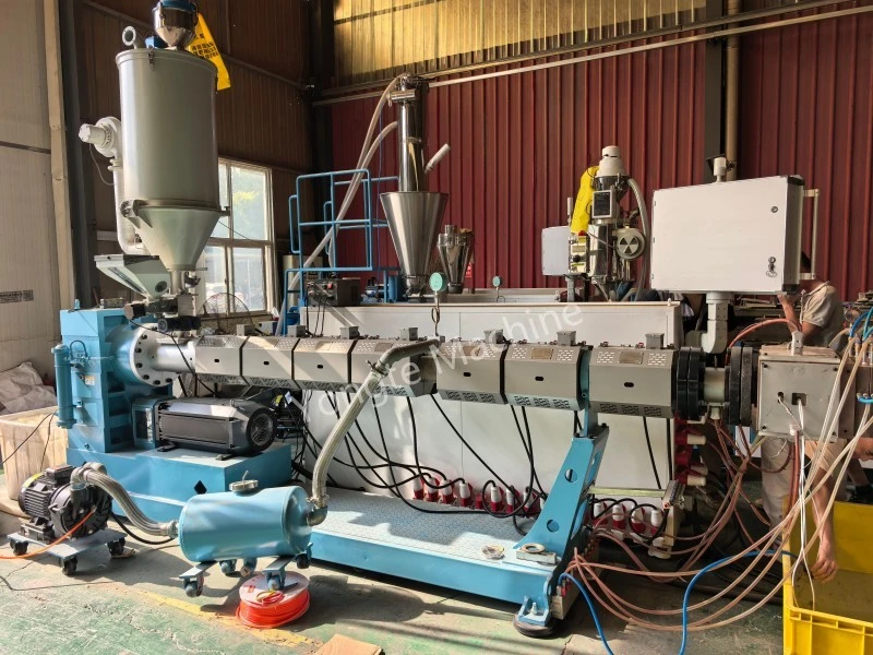 Essai réussi d'une machine de fabrication de bois de construction en plastique personnalisée