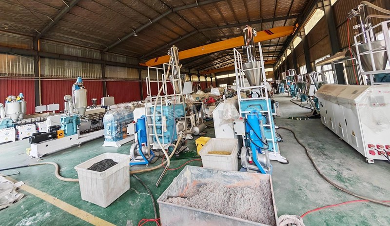 Ligne de production automatique de portes WPC